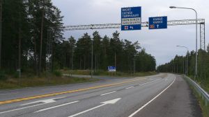 Riksväg 25 låg stundvis öde i morse när jag cyklade till jobbet. En riksväg utan trafik.