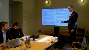 Stadsdirektör Jukka-Pekka Ujula leder diskussionen på presskonferansen av befolkningsprognosen Stadsdirektör Jukka-Pekka Ujula talar framför en tv-skärm i ett litet rum i stadshuset i Borgå