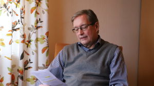 Arkivbild. Kjell Wennström anser att det är helt klart att staden bär hela ansvaret. Kjell Wennström sitter i en stol och tittar på ett papper.
