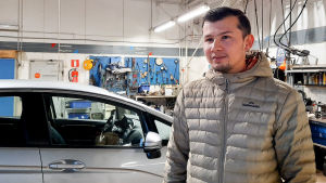 Murtaza Ali väntar på besked om permanent uppehållstillstånd och medborgarskap. Medan han väntar vågar han ännu inte göra upp så stora framtidsplaner. Man står framför bil i bilverkstad.