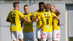 Fem KuPS-spelare firar mål.