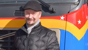 Carl Johan Jernström vill förverkliga bland andra sina föräldrars dröm om ett cirkusmuseum En man i keps som står framför en av Sirkus Finlandias bilar.