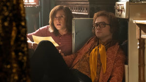 Bernie Taupin (Jamie Bell) och Elton John (Taron Egerton) blir bästa vänner direkt. Bernie Taupin (Jamie Bell) och Elton John (Taron Egerton) sitter på golvet och skriver musik.