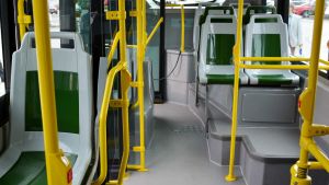 Om det skulle krävas säkerhetsbälten i stadsbussarna skulle istället ståplatserna försvinna. Interiör av stadsbuss