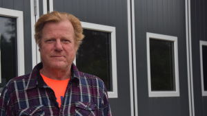Göran Berghem överväger att ansöka om förbud mot svallvågor utanför sin båthamn i Baggö i Ekenäs. Göran Berghem framför en stor byggnad