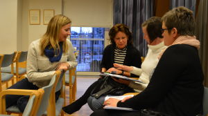 Annika Norrgård, Mikaela Luoma, Minna Gestranius och Mona Leskinen. Fyra kvinnor pratar med varandra.