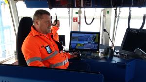 Matti Pöyli är befälhavare på Elektra. Matti Pöyli på kommandobryggan på hybridfärjan Elektra där han är befälhavare.
