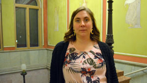 Anette Karlsson tycker att två skolor inte är en hållbar lösning. En kvinna står och lutar mot ett trappräck i en trappuppgång.