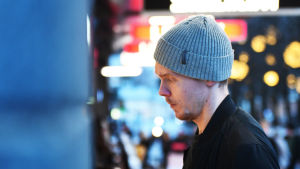 Jonathan Iilahti försökte först hjälpa sig själv. Det räckte inte. Jonathan IIlahti tittar på ett skyltfönster.