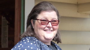 Maria Ekman-Kolari har under årens lopp gjort en del fynd på vindsvåningar. Också i Bromarv fanns det vissa saker som hon ville titta närmare på. Maria Ekman-Kolari.