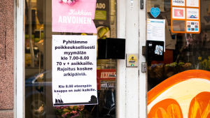 Specialöppet för äldre på morgonen. Lapp på matbutksdörr som informerar om specialöppet för över 70-åringar.