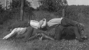 "Tämja stutar", 1930, Bromarf Fyra män leker "tämja stutar", som är en slags dragkamp. Bilden är tagen 1930 i Bromarf.