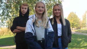 Ungdomarna uppskattar att man ordnar program för unga, från vänster: Valmet, Amanda och Fanny. Tre ungdomar som ser in i kameran framför skolan i ett grönt höstigt landskap. Några höghus i bakgrunden.