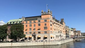 Rosenbad är en symbol för Sveriges regering. I den här byggnaden intill Gamla stan har statsministern sitt arbetsrum och här sammanträder regeringen. Regeringsbyggnaden Rosenbad i Stockholm.