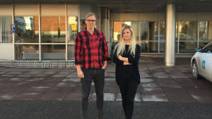 Karolina Åsmus och Janne Berg hoppas på mer diskussion i efterdyningarna av #metoo. Janne Berg och Karolina Åsmus utanför Yle i Vasa.