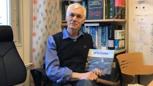 Professor Peter Bergsten vid Uppsala universitet blev intresserad av Seinäjokis resultat och har nu tittat närmare på dem. Forskaren Peter Bergsten vid Uppsala Universitet håller upp en bok med titeln Seinäjoki