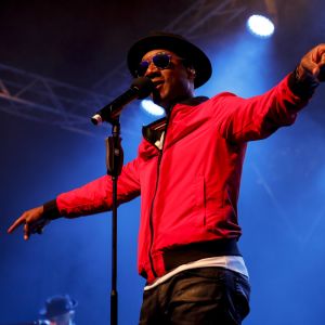 Aloe Blacc sjöng Aviciis största hit Wake me up. Aloe Blacc uppträder med hatt på huvudet och solglasögon och båda händerna utsträckta åt sidan.