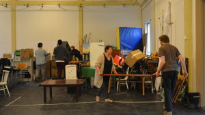 Största delen av sakerna packades redan i slutet av maj. Novias scenkons flyttar från Vasa till Jakobstad.