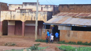 Många barn och ungdomar har ingenting att göra. En del av dem som blev föräldralösa under kriget har börjat råna. bycentrum i Norra uganda