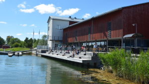 Antonia Ringbom hittar mycket av sin inspiration från Korpo och skärgårdscentret Korpoström. Skärgårdscentret Koproström.