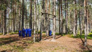 siniseen kaapuun pukeutuneita naisia Soivassa Metsässä Suomussalmella.