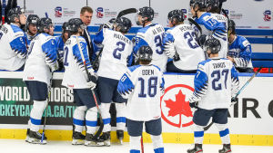 En timeout hjälpte inte för Finland i semifinalen 2020. Finland tar timeout i JVM 2020.