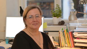 Eeva Siivonen, verksamhetsledare vid föreningen Itu. Eeva sitter vid sitt skrivbord.