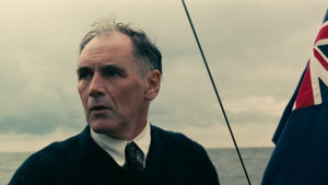 Dawson (Mark Rylance) styr envist sin lilla fritidsbåt mot Dunkirk. Dawson (Mark Rylance) står på däck och styr sin båt mot Dunkirk.