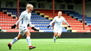 Jenni Kantanen var sprudlande glad efter sitt mål i första halvlek. Jenni Kantanen firar sitt mål i matchen mot Tjeckien i kvalet i U19-EM.
