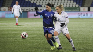 Finland mötte Cypern på hemmaplan hösten 2019. Då vann de blåvita med 4–0, efter att ha sparat benen till den efterföljande bortamatchen mot Portugal. Två spelare, en vitklädd och en blåklädd, försöker nå en boll på en fotbollsplan.