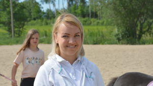 Anna Toivonen återupptog ridningen som vuxen. Närbild på Anna Toivonen som ler mot kameran.