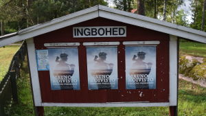 Under årens lopp har det ibland förekommit teater och revy på Ingbohed i Täkter. Aldrig tidigare har det dock varit frågan om en så här stor satsning som pjäsen Mauno Koivisto-Täkters president. Ingboheds anslagstavla med tre affischer om Koivisto-pjäsen.