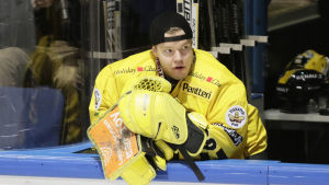 Jani Nieminen representerade SaiPa säsongen 2015–2016. Jani Nieminen i SaiPas avbytarbås.