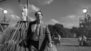 Visuellt godis. David Fincher hyllar det gamla Hollywood med Mank. I titelrollen ses Gary Oldman. På bilden bioplanschen för filmen "Mank" som berättar historien om hur manuset till Citizen Kane blev till. Bilden är svartvit och man ser huvudpersonen spelad av Gary Oldman gå på en filminspelning, i bakgrunden syns en vitklädd kvinna.