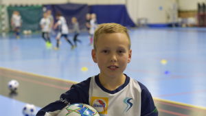 Emil Tikka hör till Sjundeås fotbollsfantaster. Han drömmer om att en dag bli fotbollsproffs. Emil Tikka med boll i handen.