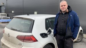 Tankställena börjar bli så många nu, att det inte längre hindrar privatbilsterna, tycker Jens Antus som kört gasbil i flera år redan. En man står intill sin vita bil med ett öppet tanklock.
