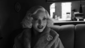 Vinnande koncept? Den svartvita Hollywoodhyllningen Mank är nominerad för bästa film, regi, foto, filmmusik, scenografi, kostym, make up & hår, manlig huvudroll (Gary Oldman) och kvinnlig biroll (Amanda Seyfried - bilden). Amanda Seyfried i rollen som Marion Davies i filmen "Mank".