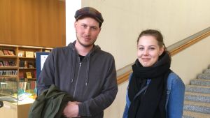 Jael Silander och Ina Kela vill vara med och påverka i EU. Jael Silander och Ina Kela inne på biblioteket.