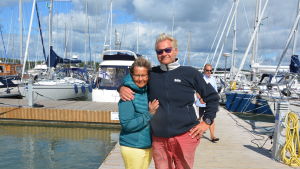 Pia och Atte Mattlar var med om en potentiell farosituation några dagar sedan. Pia och Atte Mattlar på en brygga med båtar i bakgrunden.