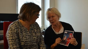 Siw Karlsson och Ulla-Stina Engström. Siw Karlsson och Ulla-Stina Engström håller i en broschyr om Röda Korsets vänverksamhet.