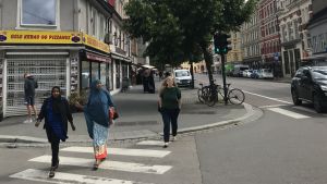 Många av invånarna i stadsdelen Grønland har färggranna huvuddukar som täcker håret och axlarna. Under mitt besök i Oslo ser jag ingen i niqab. Två kvinnor i hijab går över gatan i Oslo.