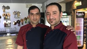 Bedii Kirenit (t.h.) driver en restaurang i Sjöbo och kusinen Muhittin Eke jobbar också där. Kusinerna Bedii Kiremit och Muhittin Eke i sin restaurang.