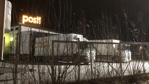 Det har varit lite aktivitet på postcentralen i Karis sedan strejken inleddes. Två lastbilar står parkerade vid en postcentral.