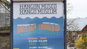Det kommer att ordnas särskilda temadagar och pyssel för bland annat barn under det kommande året i Hangö museum. en skylt utanför Hangö museum som berättar kommande utställning Hangö udds förunderliga natur"