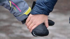 Fotboll och vänner ska gå hand i hand, anser föräldrarna. Arkivbild. Hand i hand runt Kvarnbackens skola i Borgå 17.02.17
