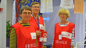 Helena Blomqvist, Johanna Westman och Britt Mari Björklund från Röda korsets svenska avdelning i Kyrkslätt finns på plats för att berätta om flyktingtältet. Helena Blomqvist, Johanna Westman och Britt Mari Björklund från Röda korset i Kyrkslätt.
