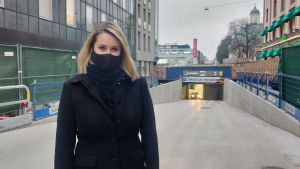 Camilla Eklund tror att det färdiga Salutorget också kommer vara gynnsamt för företagarna i området. Kvinna står framför ingången till torgparkeringen i Åbo.