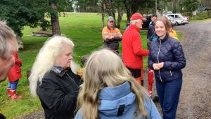 Katri Kulmuni har rest runt i landet under sommaren. Här är hon i Taivalkoski. Katri Kulmuni på publikevenemang.