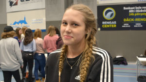 Isabel Johansson funderar på att söka sommarjobb i butik. flicka i flätor i lovisa idrottshall