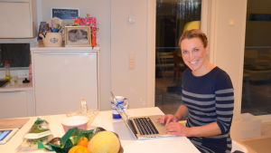 Joanna Byman sköter ofta datorarbetet hemma i köket. Joanna Byman jobbar ofta hemma i köket.
